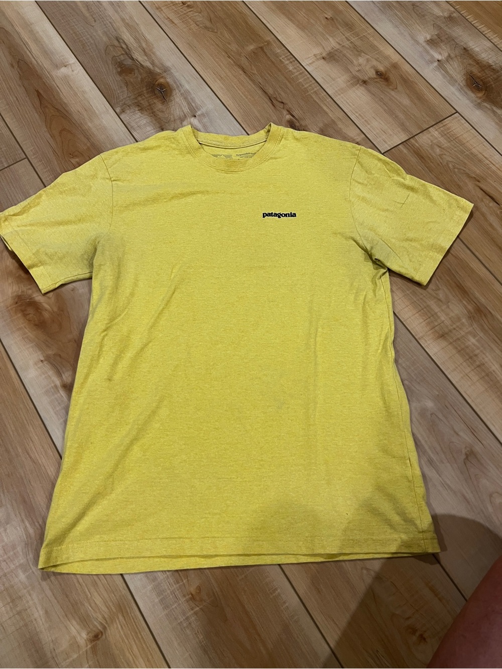 Patagonia P-6 Responsibility T-shirt Men’s Medium Yellow